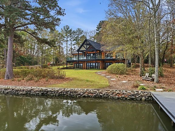 5th image of 90 Bradford Dr