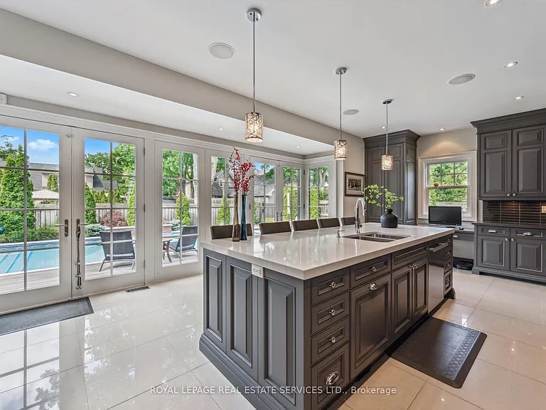 335 Lakeshore Rd W — Photo 18