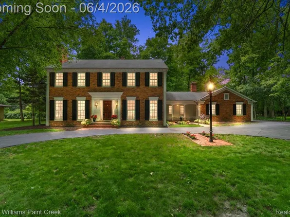 32845 Long Bow Ct, Beverly Hills, MI 48025