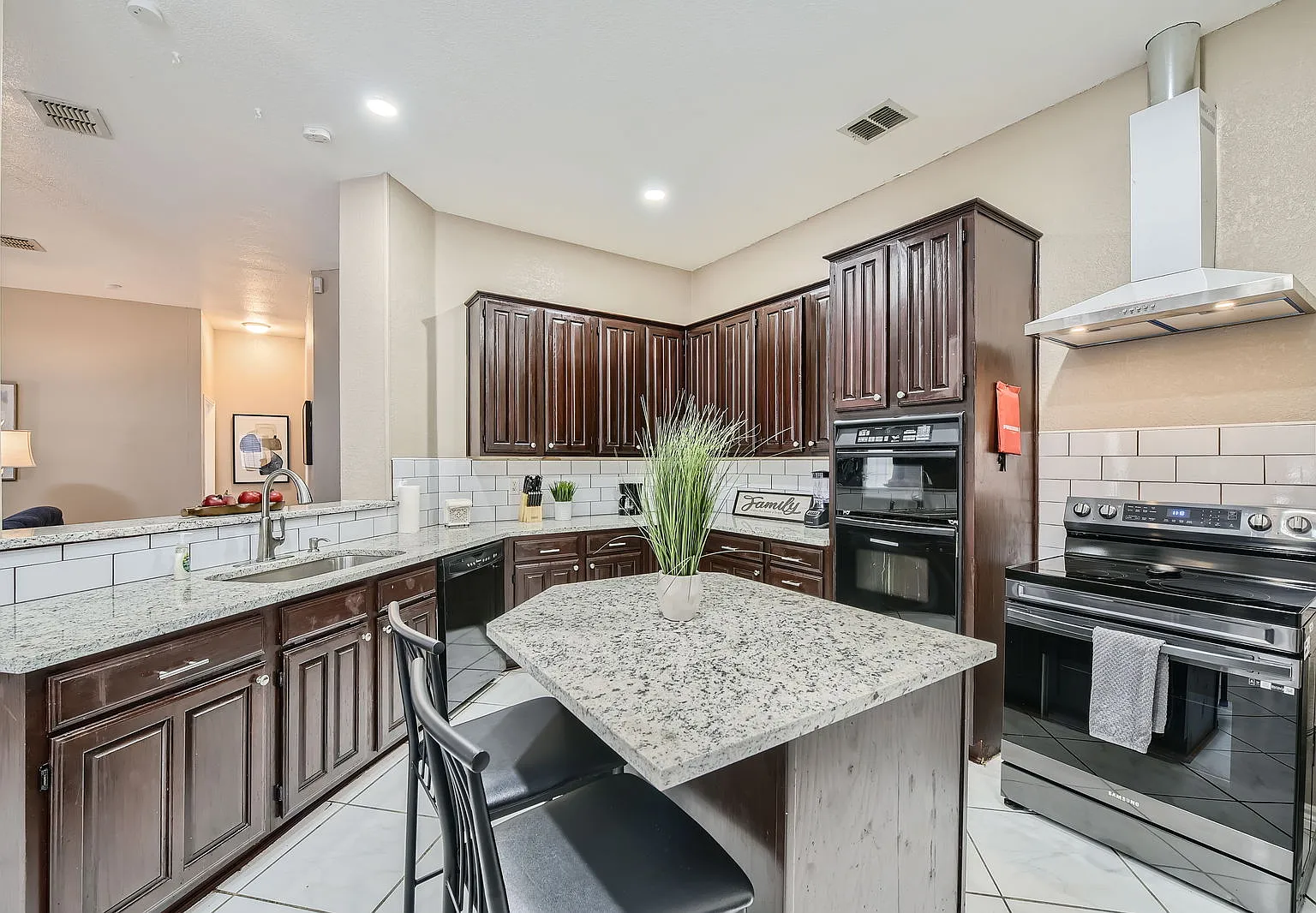 5 bed, 2195 sqft, $5,000 — Photo 4