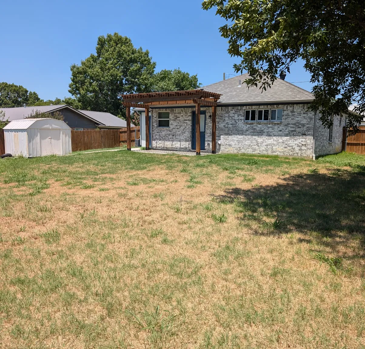 113 E Pecan St — Photo 3