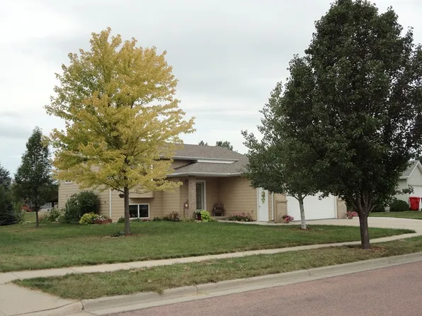 2907 Lakeview Dr, Yankton, SD 57078