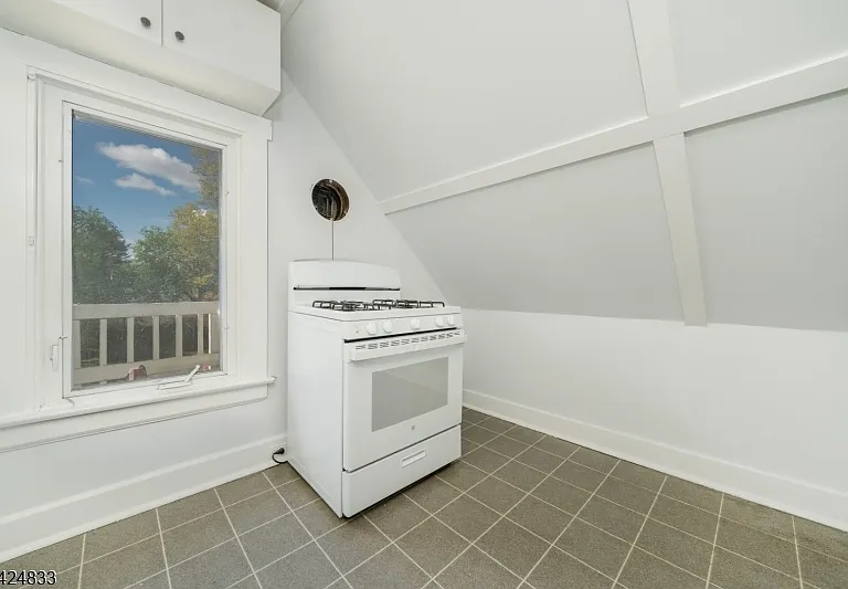 331 Main St — Photo 8