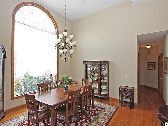 5th image of 37 Woodlake Trl