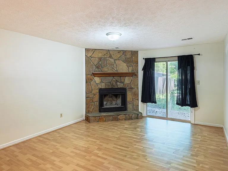 5640 Waterford Ct — Photo 4
