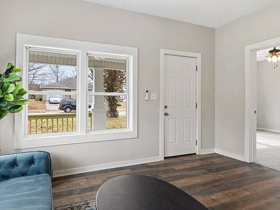 5th image of 727 E Dale St