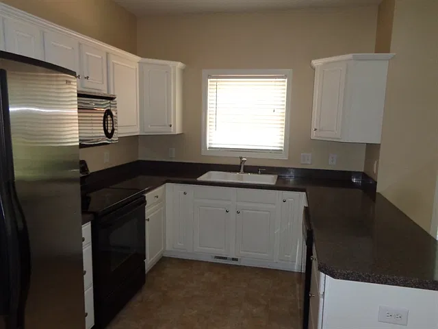 4 bed, 2.5 bath, 2115 sqft, $2,605 — Photo 2