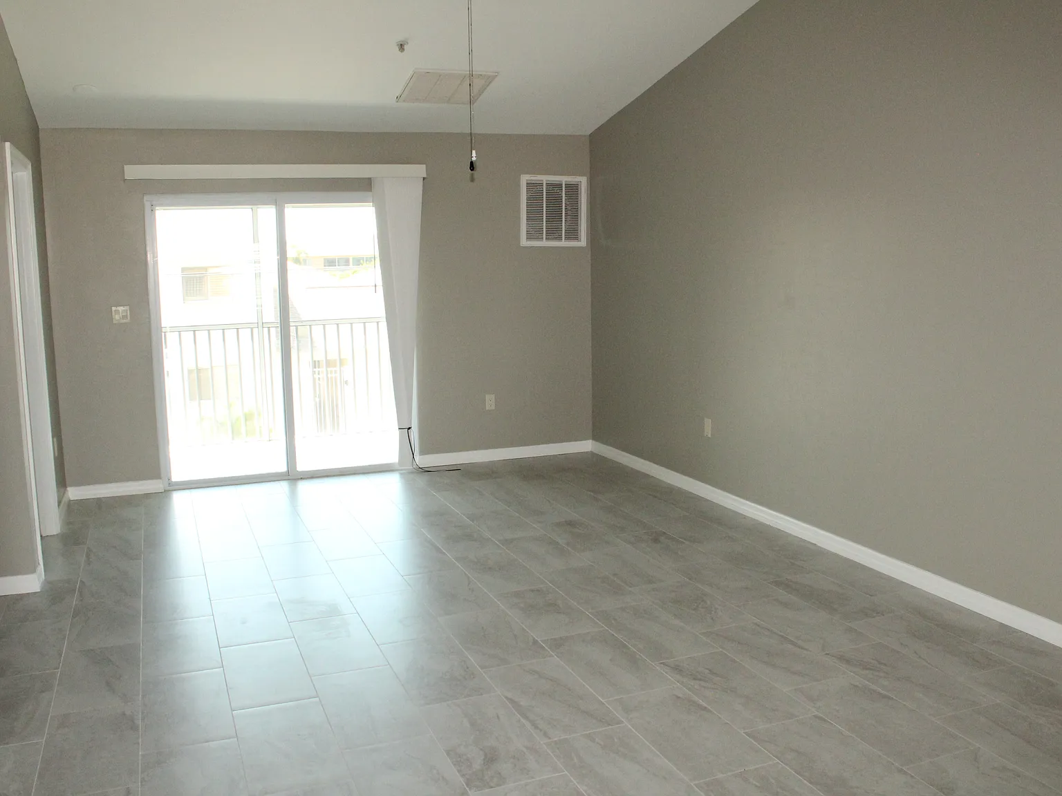2 bed, 1019 sqft, $1,490 — Photo 4
