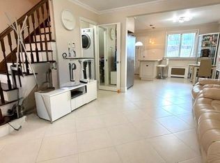 6904 218th St, Oakland Gardens, NY 11364