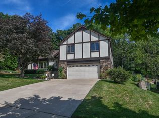 1100 Larchmont Dr, Waukesha, WI 53186