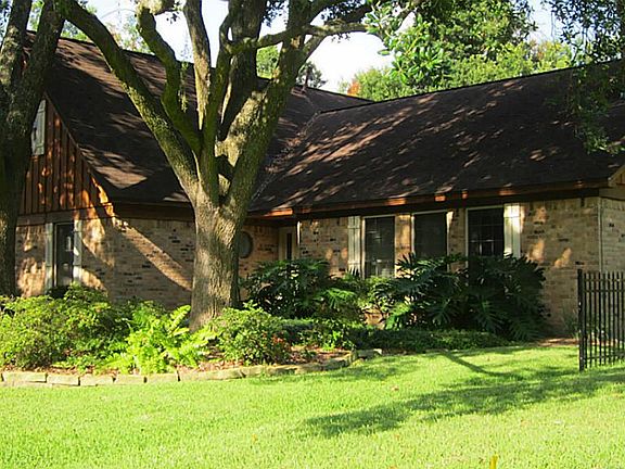 3rd image of 520 Hillhurst Dr