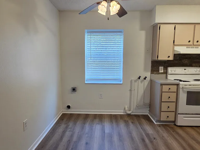 915 Ariana Apartment Community — Photo 19