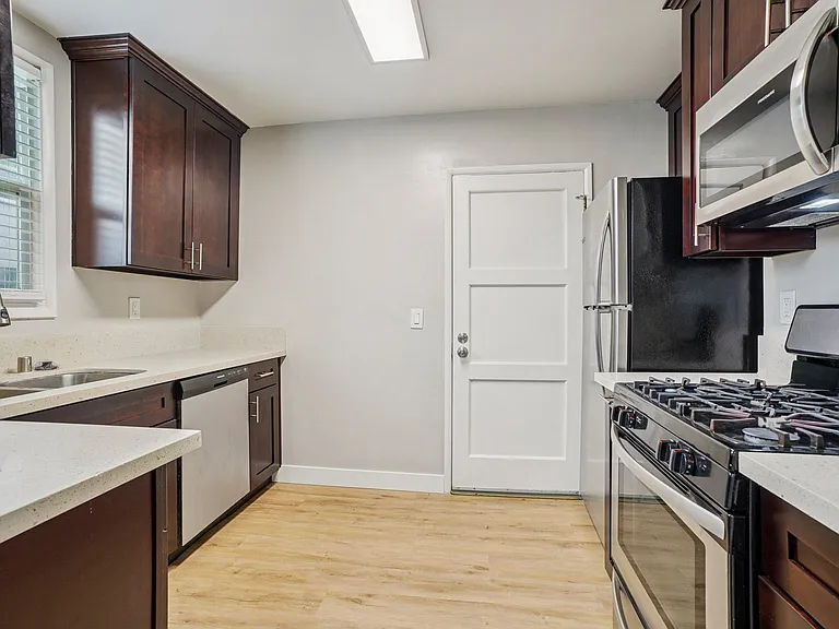 Hollypark Knolls Apartments — Photo 21