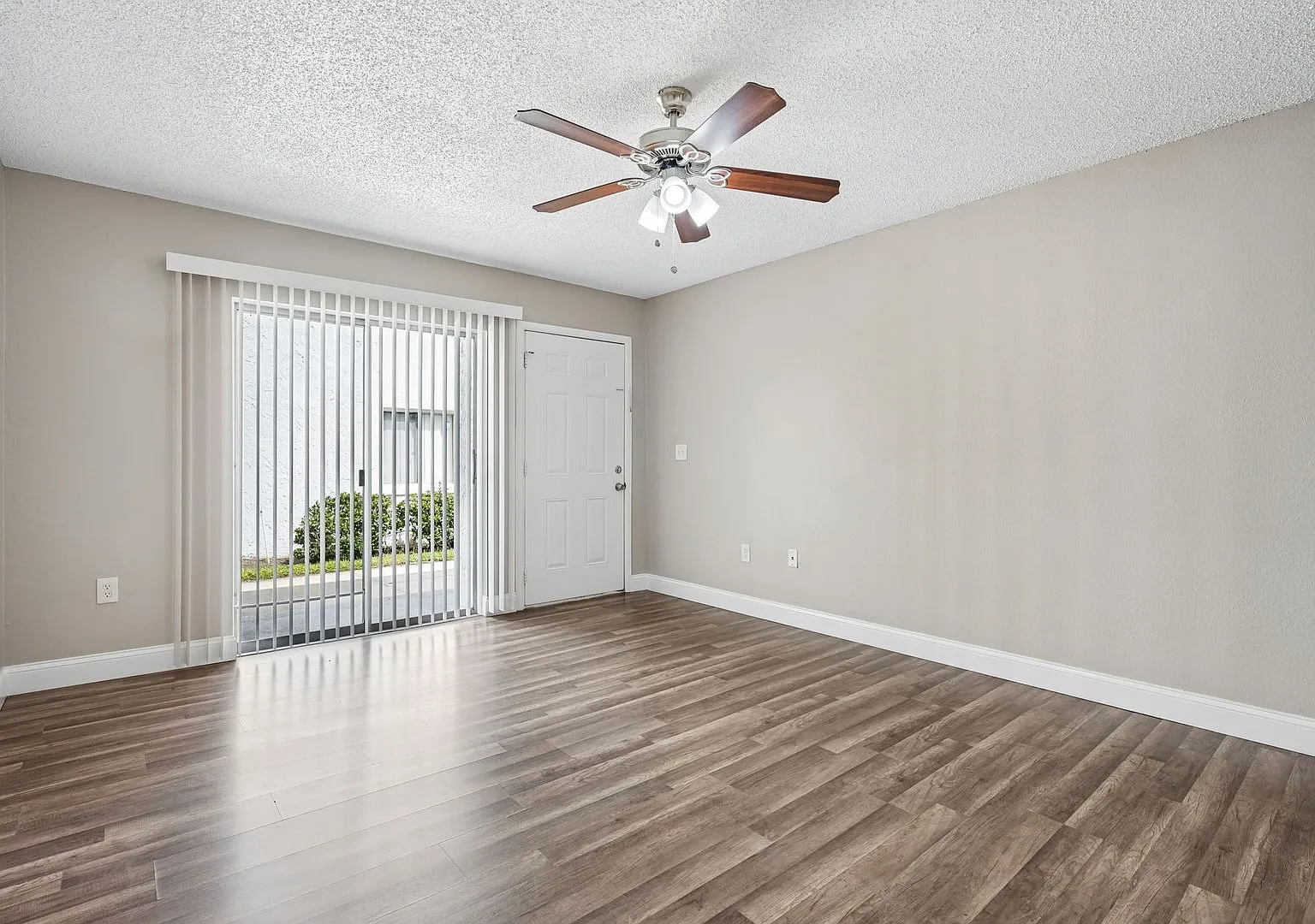 Spacious Two-Story 1BR/1.5BA Condo Near MCO — Photo 4