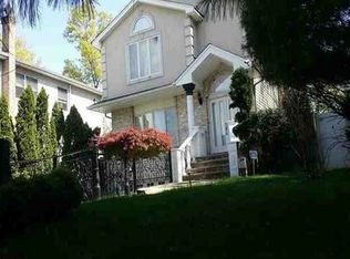 310 Powerhouse Rd, Roslyn Heights, NY 11577