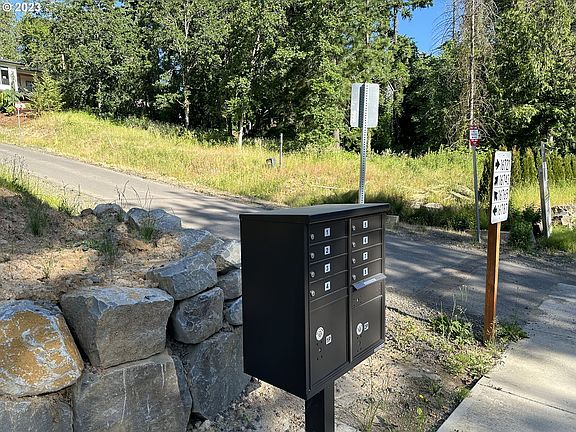 4th image of 16721 Pacific Hwy