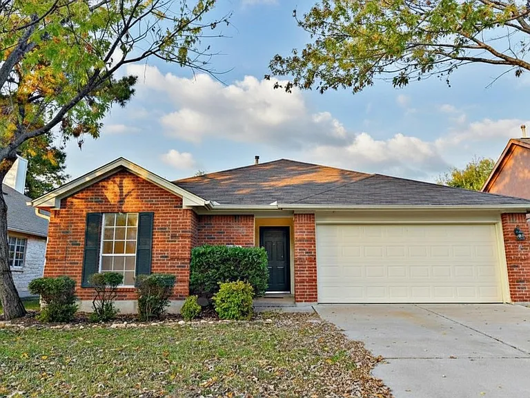 8402 Hillrock Dr — Photo 2