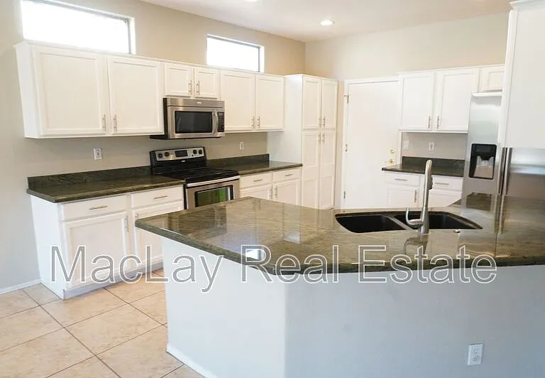 203 W Cedar Dr — Photo 2