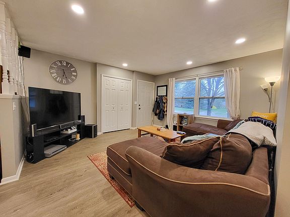 3rd image of 832 Warner Ave #834