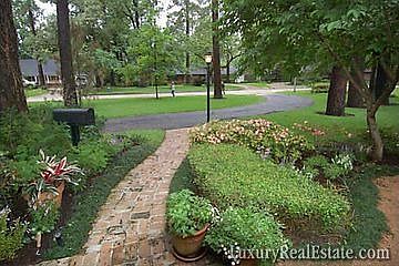 4th image of 8802 Chatsworth Dr