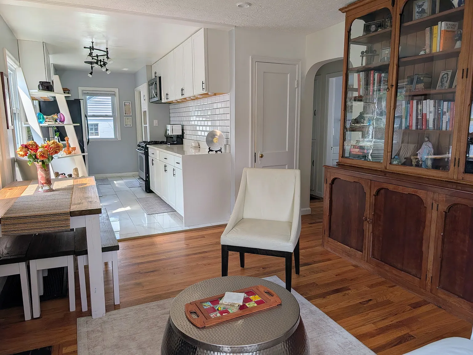 3 bed, 1300 sqft, $2,400 — Photo 4