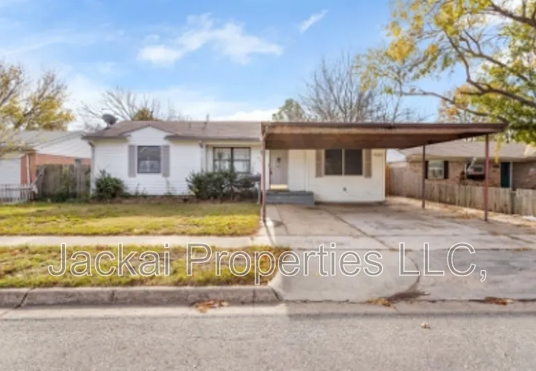 814 E Centennial St — Photo 1