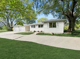 208 Sydenham St, Spring Grove, IL 60081