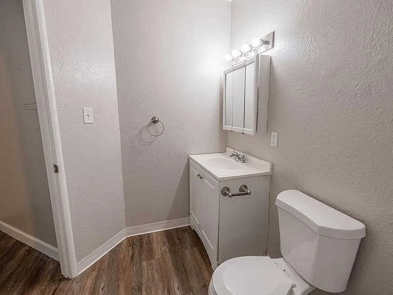 Rosewood Gardens Apartments — Photo 14