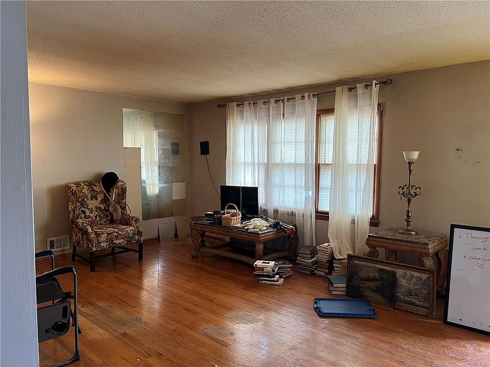 2nd image of 701 NW Range St