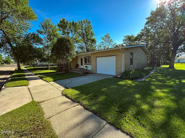209 S 10th St, Wishek, ND 58495