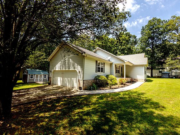 3rd image of 18 Woodland Ct