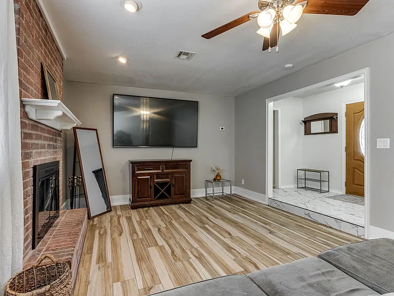 1828 Burnt Oak St — Photo 9