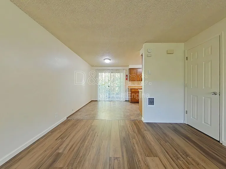 621 SE Lilly Ave — Photo 3