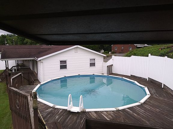 4th image of 429 Main St