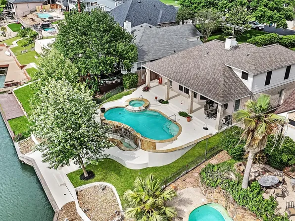 12516 Lake Vista Dr, Willis, TX 77318