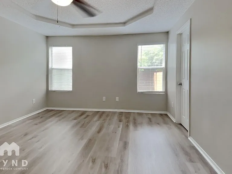 580 Staffordshire Dr — Photo 5