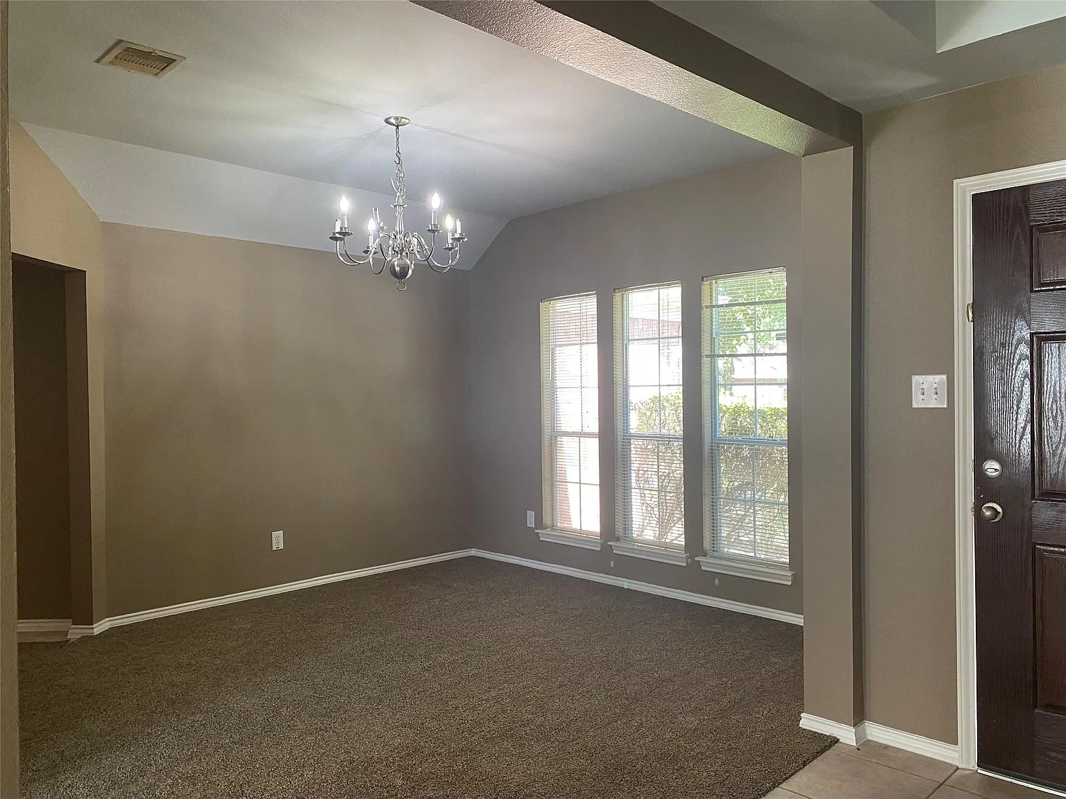 3 bed, 2.0 bath, 1699 sqft, $2,000 — Photo 3