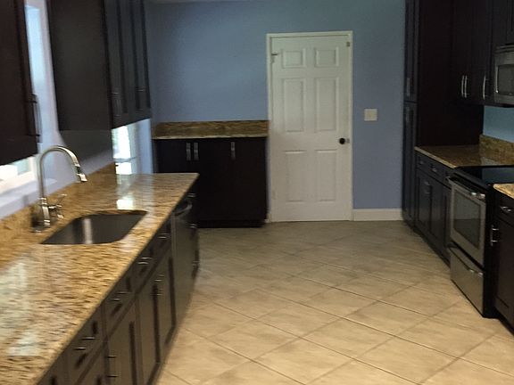 4th image of 409 Lillian Dr