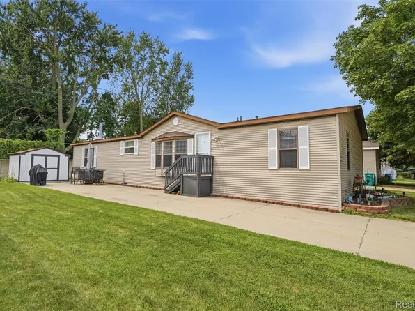 23338 Arlington Dr, Clinton Township, MI 48036