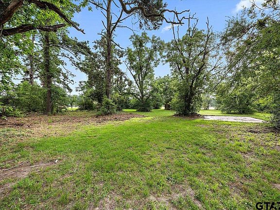 3rd image of N Dickinson Dr