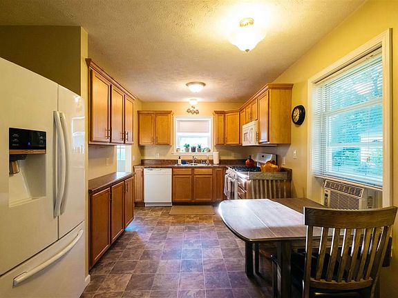 3rd image of 602 Cromwell Dr