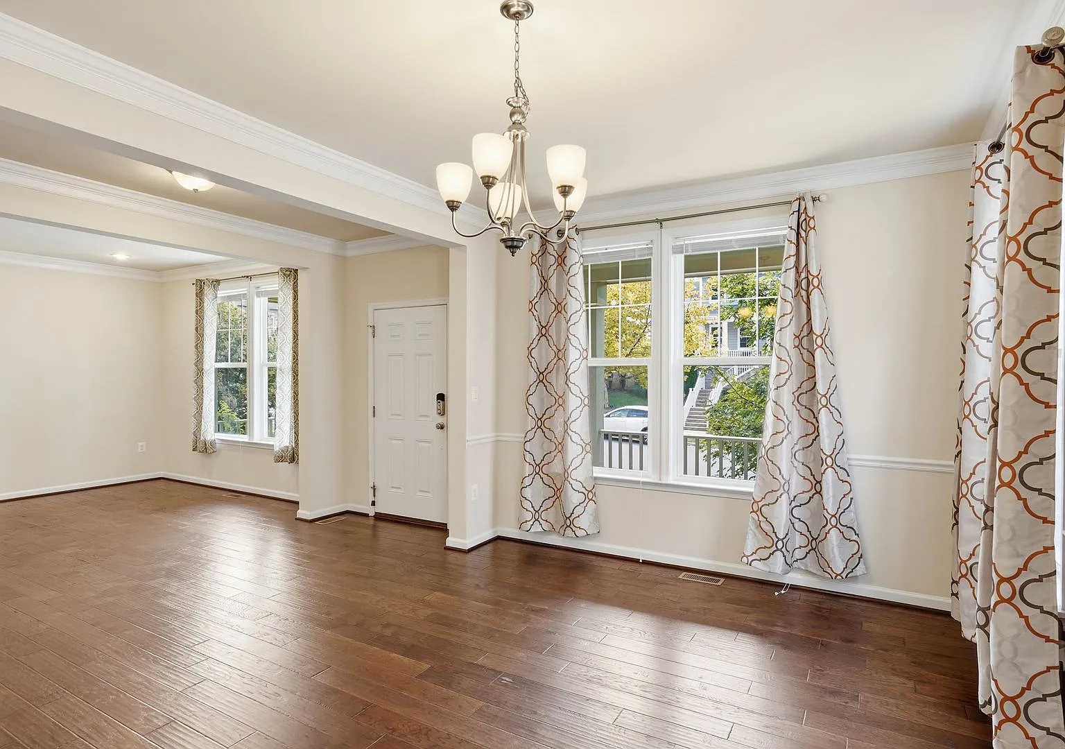 Welcome to this exceptional residence offering space, style, and comfort in a beautifully designe... — Photo 4