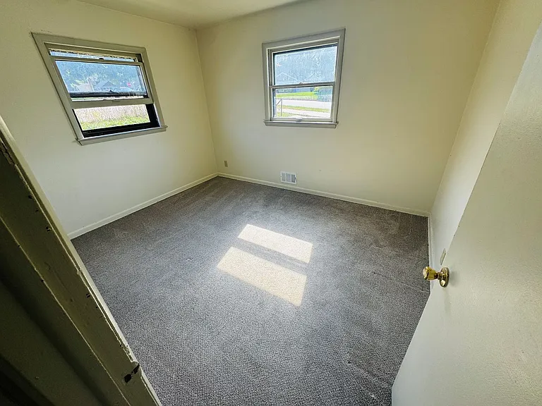 Pine Point Apartments — Photo 8
