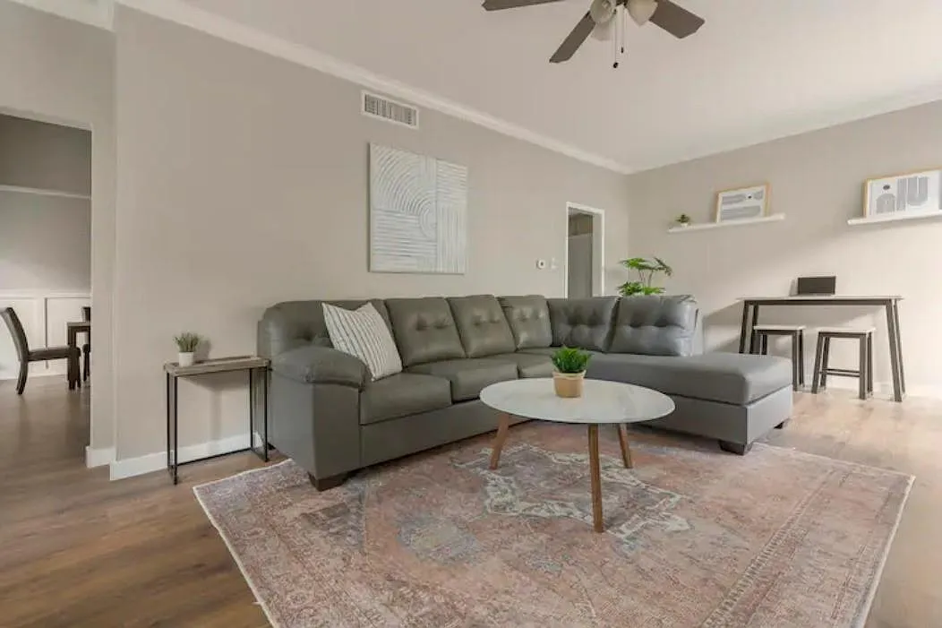 3 bed, 2.5 bath, 1686 sqft, $2,600 — Photo 4