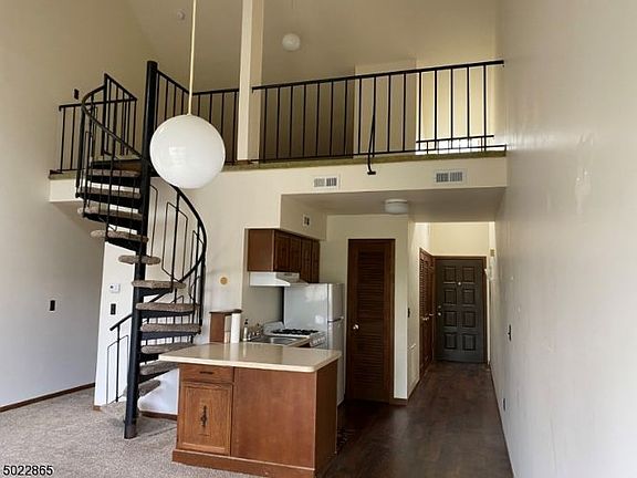 3rd image of 5 Sugar Loaf Ct Unit 3