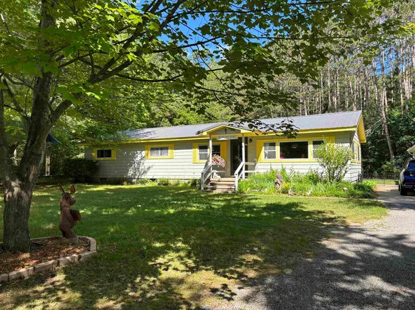 2190 Pine Crescent Dr, Farwell, MI 48622