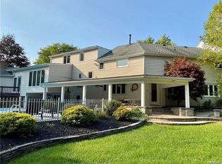 9305 Hunting Valley Rd S, Clarence, NY 14031