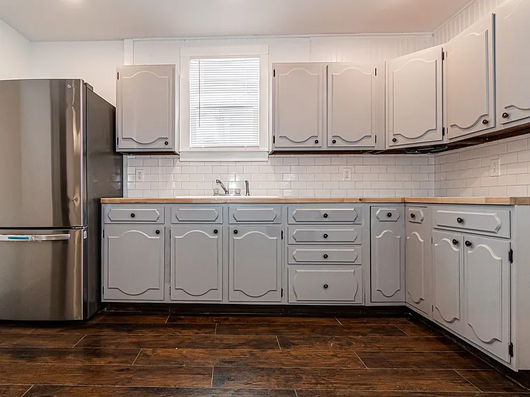 214 W Walnut St — Photo 8