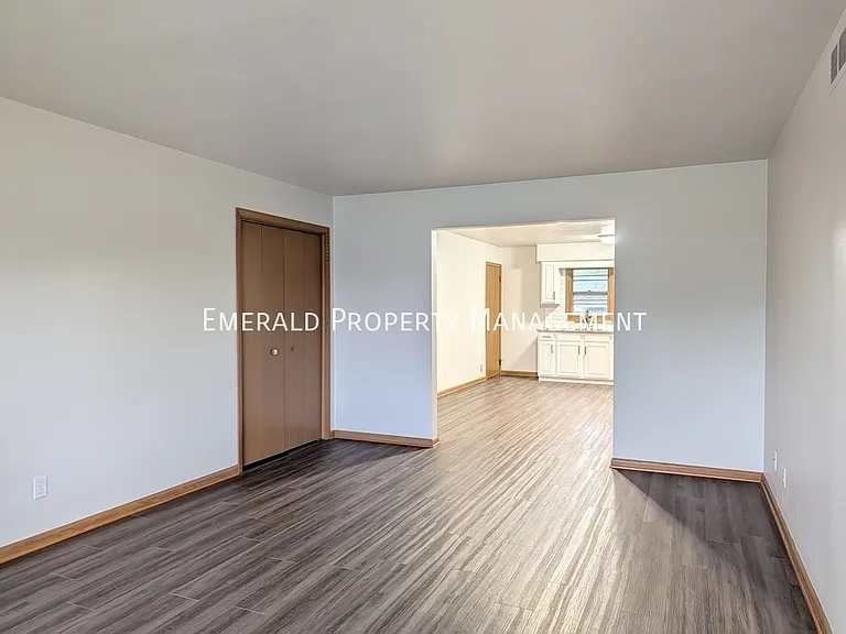 562 N Mulford Rd #4 — Photo 3