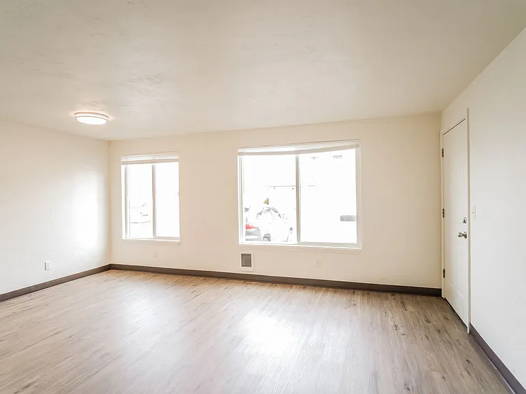 Brighton Park East Apartments — Photo 15
